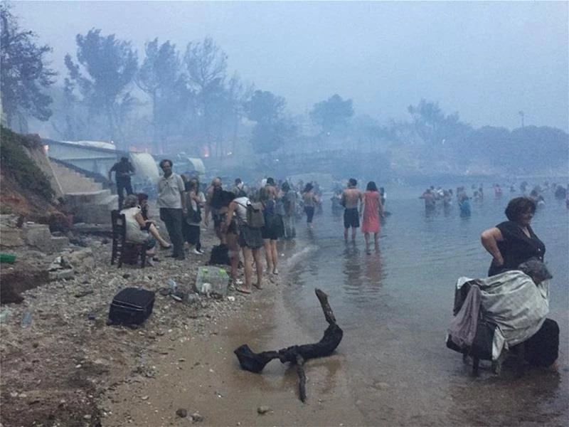 Η κόλαση πήρε σάρκα και οστά στην παραλία στο Μάτι – Σαρώνει το βυθό η ΜΥΑ – Καθηλωτικές φωτογραφίες με ανθρώπους στη θάλασσα